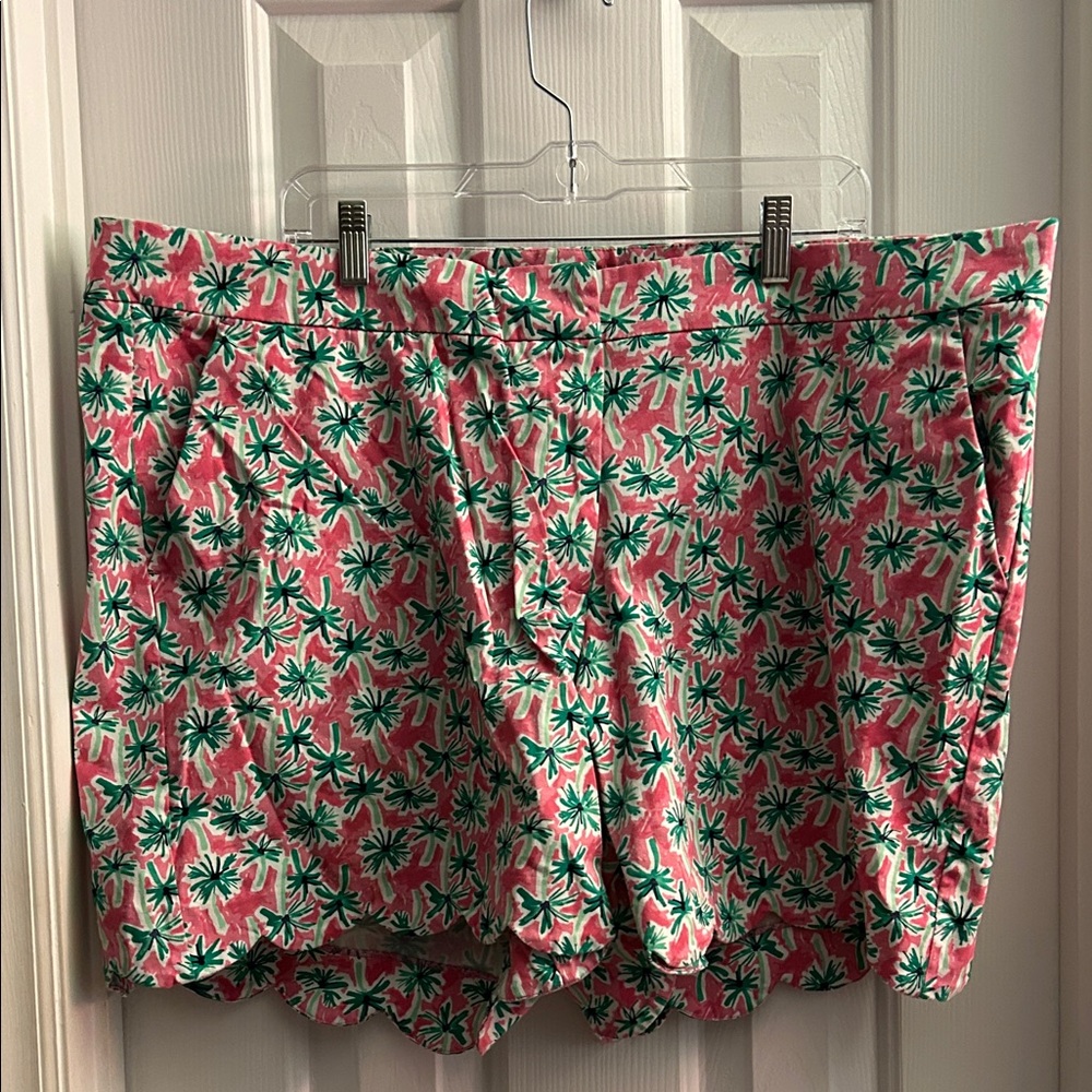 Crown & Ivy 22W Pink Palm Tree Scallop Shorts